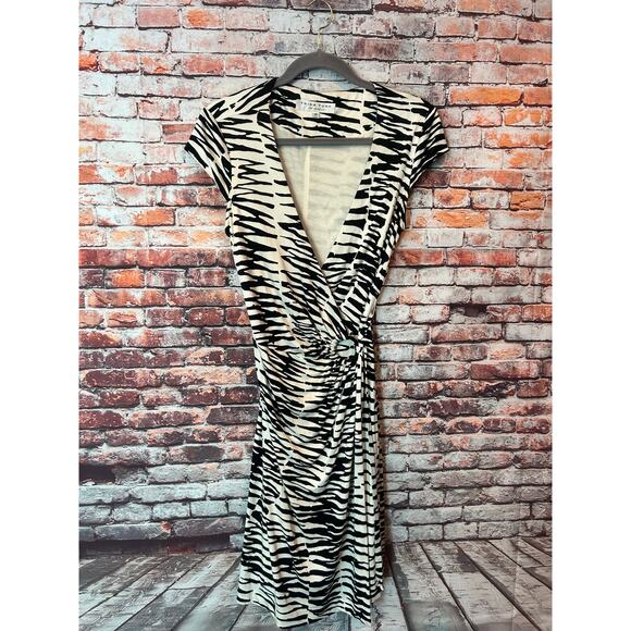 Trina Turk Dresses & Skirts - Trina Turk black white cap sleeve silk wrap dress ring closure women's 10